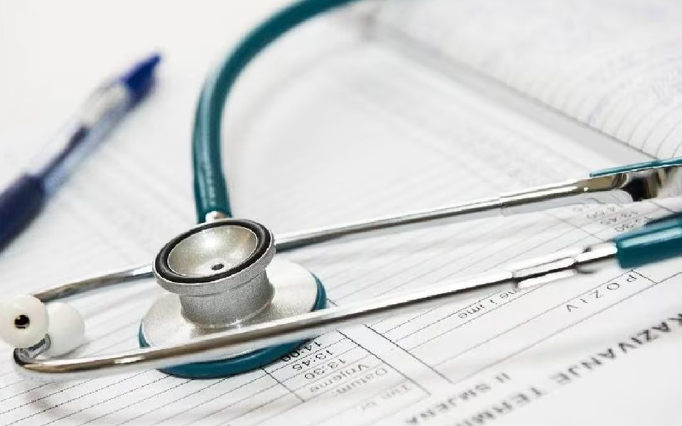 Man carries stillborn foetus to collectorate claiming medical negligence; hospital sealed